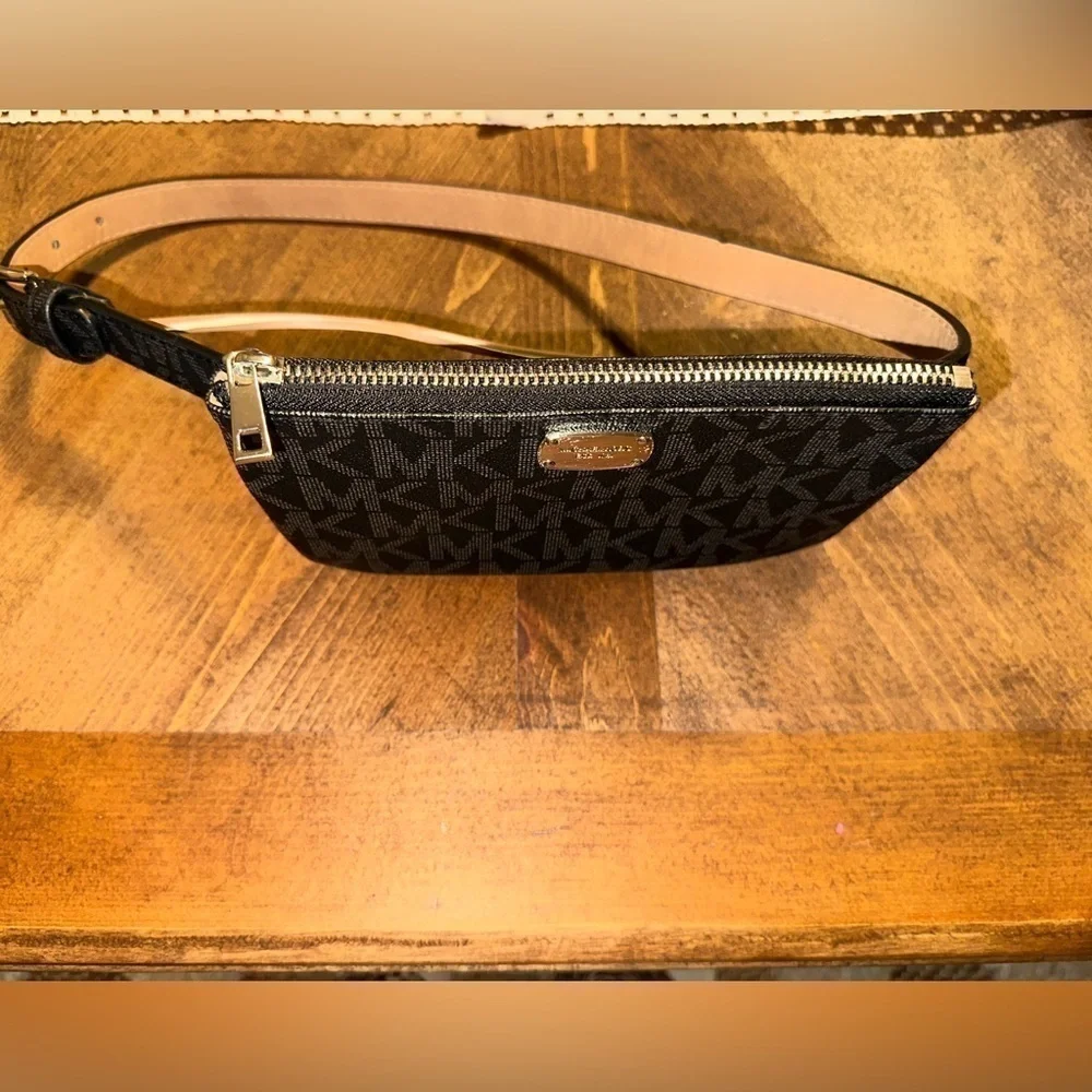 NWOT MICHAEL KORS Fanny Pack Size Small Black Faux Leather Signature 554131
